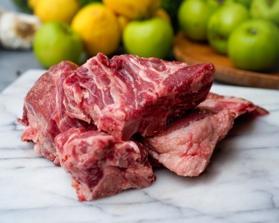 Свинина на кости охлаждённая 1 кг - купить в Васильевском